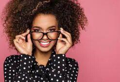 Frizūras valkāšanai ar brillēm. Kā saskaņot frizūru ar rāmja formu un krāsu?