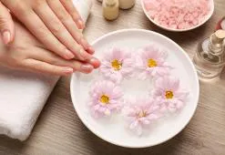 Labākās mājas procedūras, lai izārstētu bojātus nagus un sausas kutikulas